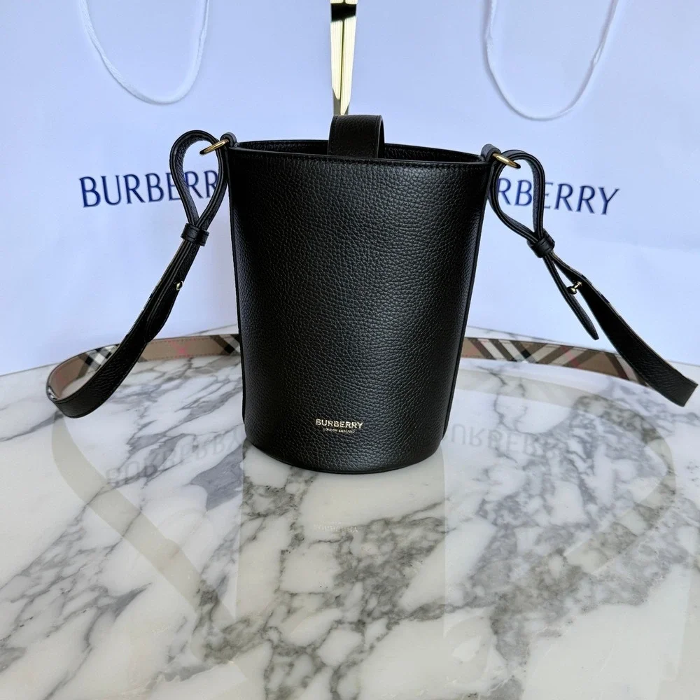 Burberry SM Bucket Bag‎ Black Pebbled Leather Interior Vintage Check 8084035